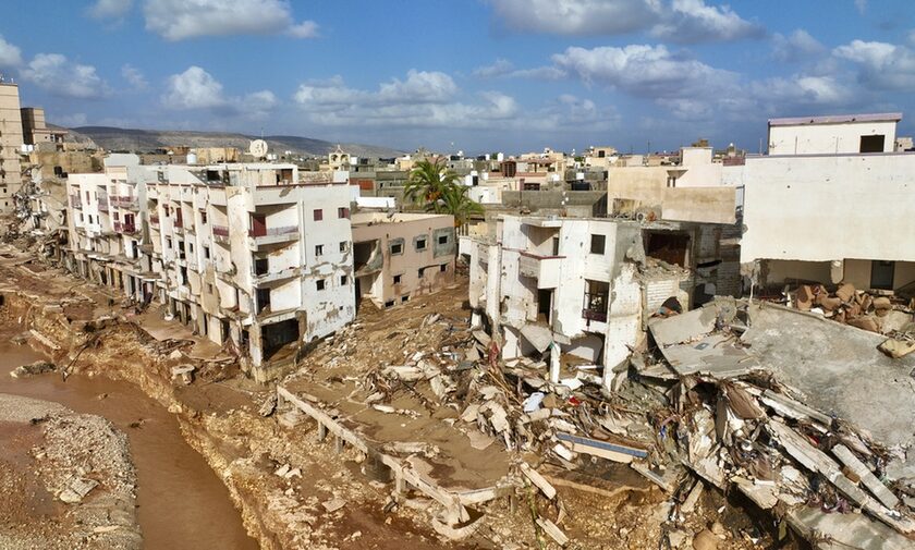 Φρίκη στη Λιβύη: Η πλημμυρισμένη πόλη Ντέρνα θάβει τους νεκρούς της σε ομαδικούς τάφους