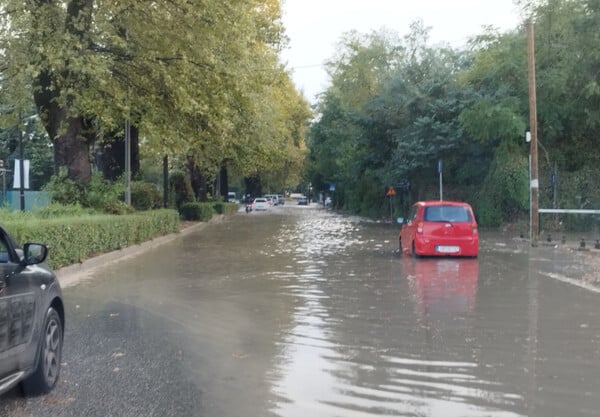 Σφοδρή καταιγίδα στα Ιωάννινα: Πλημμύρισαν δρόμοι, διακόπηκε η κυκλοφορία