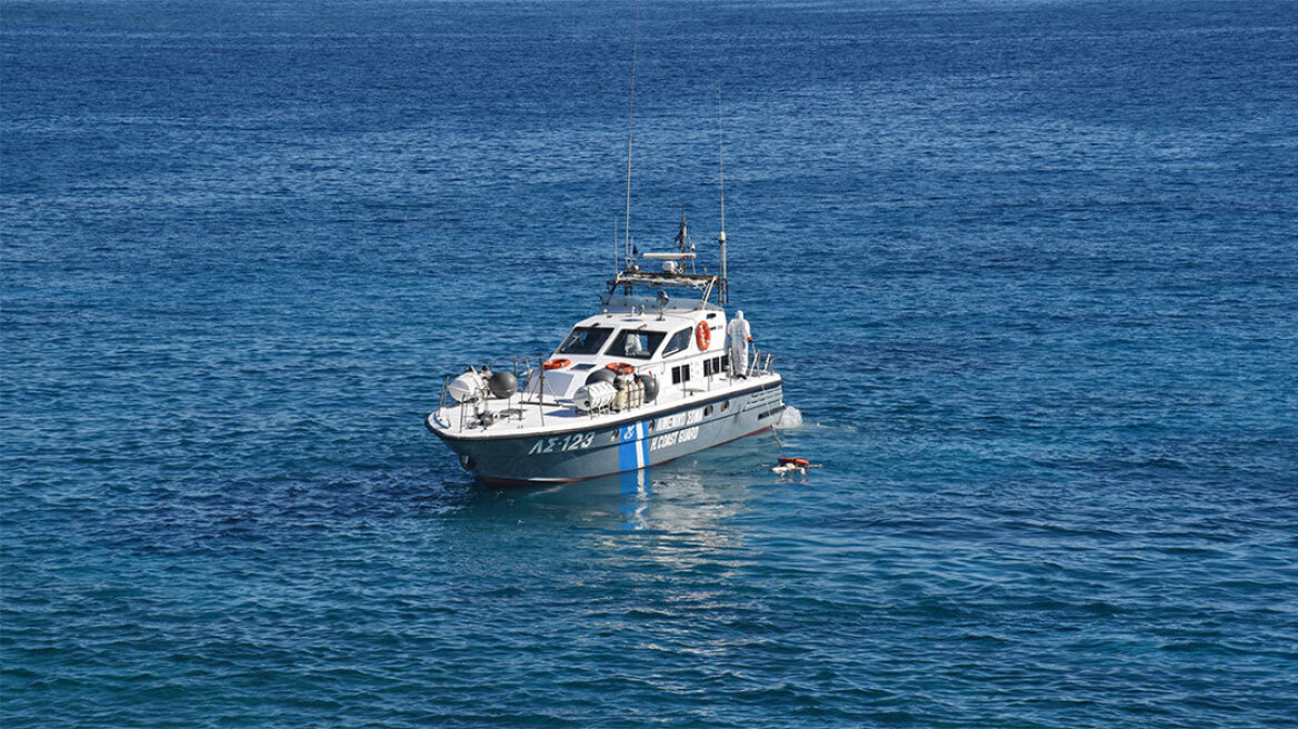 Σώα περισυνελλέγει μια 71χρονη που έπεσε στη θαλάσσια περιοχή της Ε-5 στο λιμάνι του Πειραιά