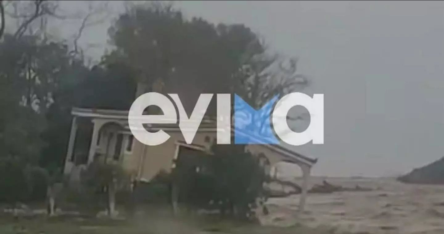 Εύβοια: Σπίτι παρασύρθηκε από τα ορμητικά νερά (βίντεο)