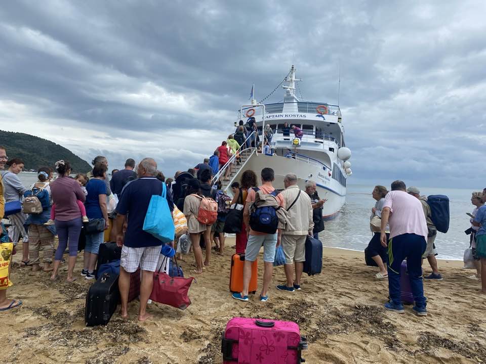 Βόλος: Απεγκλωβισμός, διά θαλάσσης, δεκάδων τουριστών από τον Μικρό του Πλατανιά, στο νότιο Πήλιο