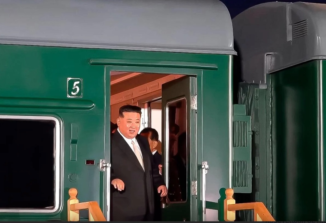 Άφιξη-υπερπαραγωγή του Κιμ Γιονγκ Ουν στη Ρωσία: Τον υποδέχθηκε μπάντα έξω από το θωρακισμένο τρένο του