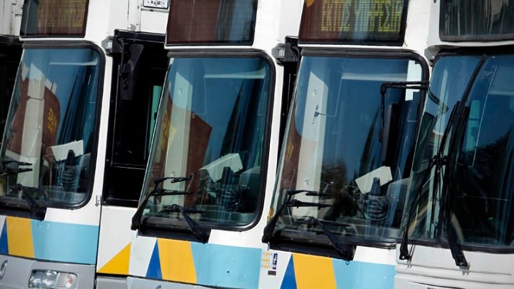 Αρτέμιδα: Άνδρας έσπασε τα τζάμια σε λεωφορείο και φώναζε «θα σας σκοτώσω όλους» (βίντεο)