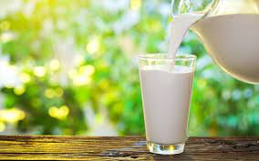 Γάλα: Στα ύψη η τιμή του παρά το γεγονός ότι οι παραγωγοί πωλούν φθηνότερα από πέρυσι