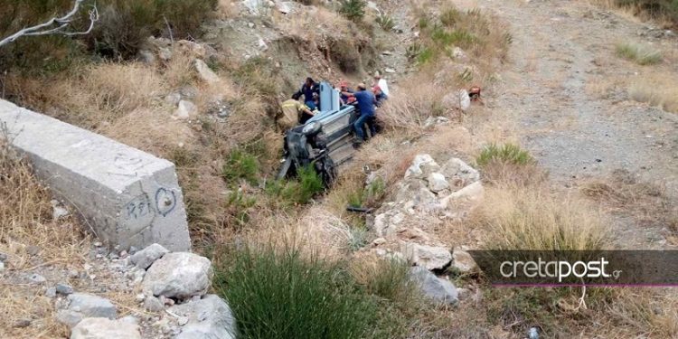 Κρήτη: «Βουτιά» αυτοκινήτου σε χαντάκι 10 μέτρων – Ηρωική διάσωση από τους πυροσβέστες