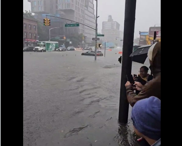 Χάος στην Νέα Υόρκη μετά τις καταρρακτώδεις βροχές - Έκλεισαν εν μέρει το δίκτυο του μετρό και τα τοπικά αεροδρόμια