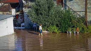 Πέντε συλλήψεις για πλάτσικο σε σπίτια πλημμυροπαθών σε Μαγνησία και Καρδίτσα