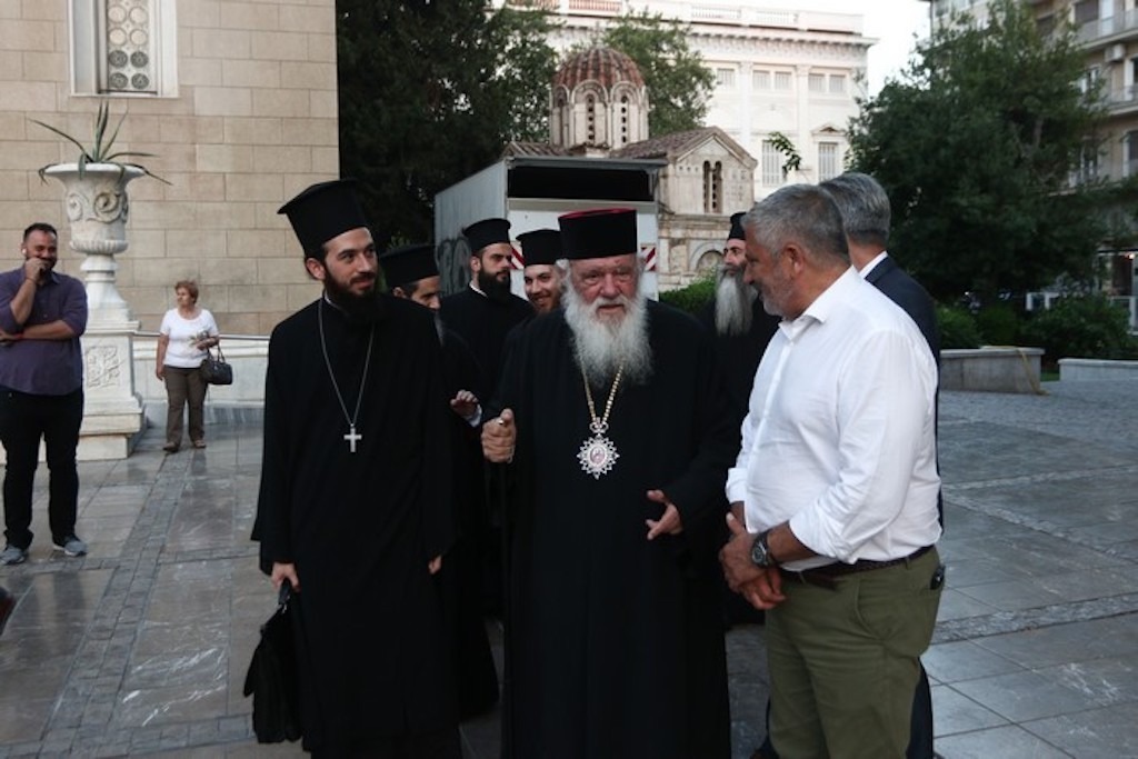 Ο νεαρός κληρικός Ιάκωβος Ανδριόπουλος πάντα δίπλα στο πλευρό του αρχιεπισκόπου όπως καταμαρτυρούν και οι φωτό που παρουσιάζουμε.