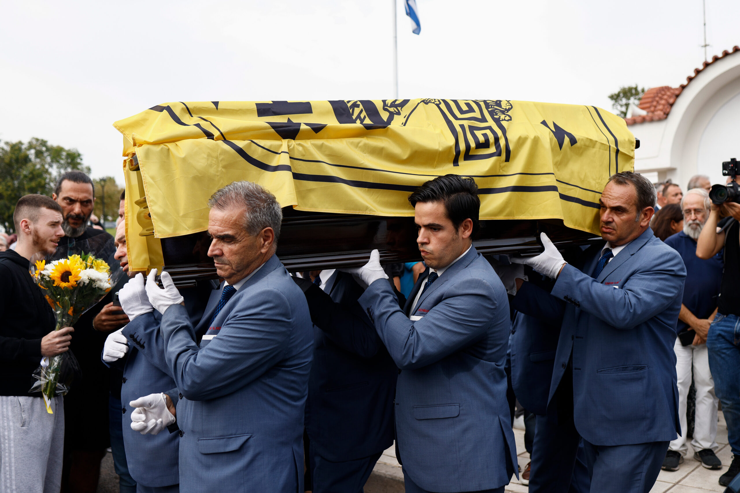 Γιάννης Ιωαννίδης: Συγκλονιστικές εικόνες από το λαϊκό προσκύνημα στη σορό του στο Αλεξάνδρειο - Πλήθος κόσμου στην κηδεία του