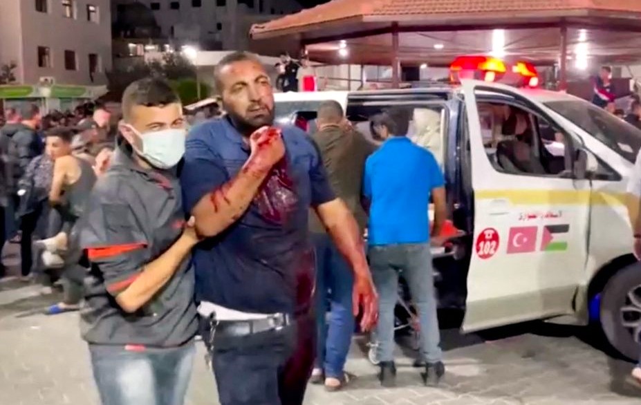 Βίντεο καταγράφει να εκτοξεύεται ρουκέτα από τη Γάζα και να χτυπάει το νοσοκομείο Al-Ahli Arabi