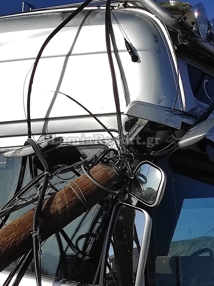Λαμία: Φορτηγό που μετέφερε μηχάνημα έριξε κολόνα πάνω σε διερχόμενη νταλίκα (φωτό)