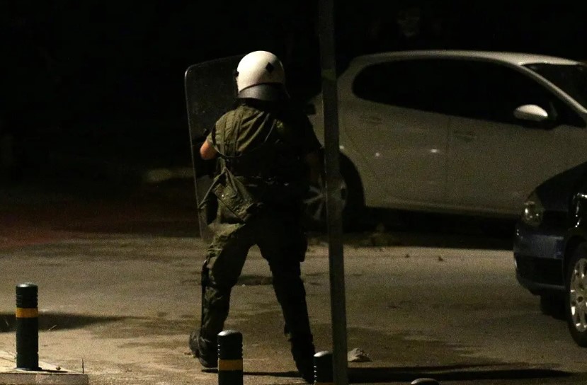Θεσσαλονίκη: Επίθεση με μολότοφ σε διμοιρία των ΜΑΤ στο τουρκικό προξενείο