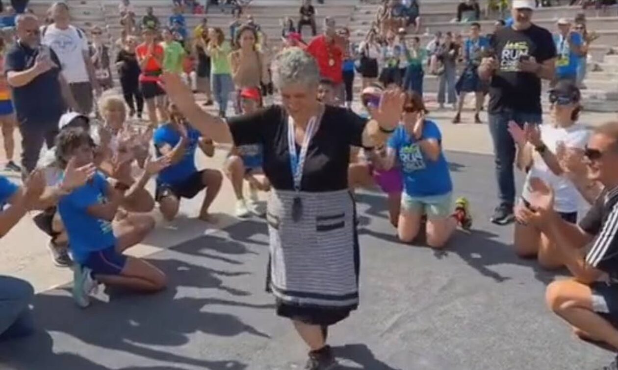 Ημιμαραθώνιος Κρήτης: Η γιαγιά Αγγέλα που πρωταγωνίστησε στο σποτ έτρεξε 5 χλμ και χόρεψε κρητικά