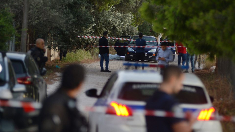 Εξιχνιάστηκε η δολοφονία των έξι Τούρκων στην Αρτέμιδα – Δύο οι συλλήψεις, το μεσημέρι οι ανακοινώσεις