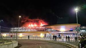 Λονδίνο: Μεγάλη φωτιά στο αεροδρόμιο του Λούτον, ακυρώνονται όλες οι πτήσεις