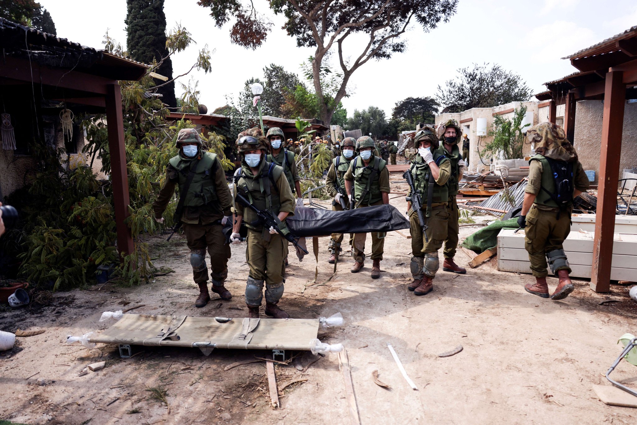 Ισραήλ: Σοροί κατοίκων και μαχητών στο ρημαγμένο ισραηλινό κιμπούτς Κφαρ Αζά