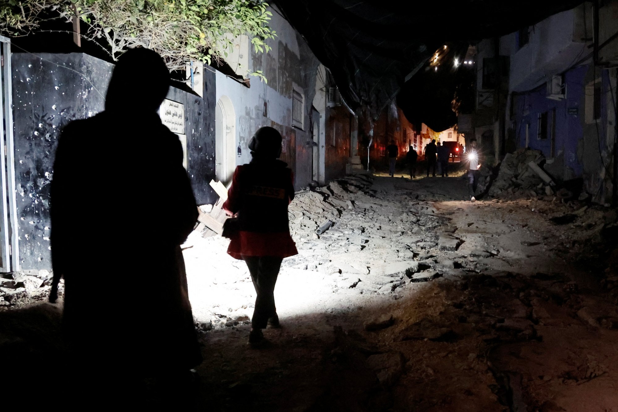 Δυτική Όχθη: «Είδα μια μπάλα φωτιάς να έρχεται» – Μαρτυρία για την ισραηλινή επίθεση σε γραφεία της Φατάχ