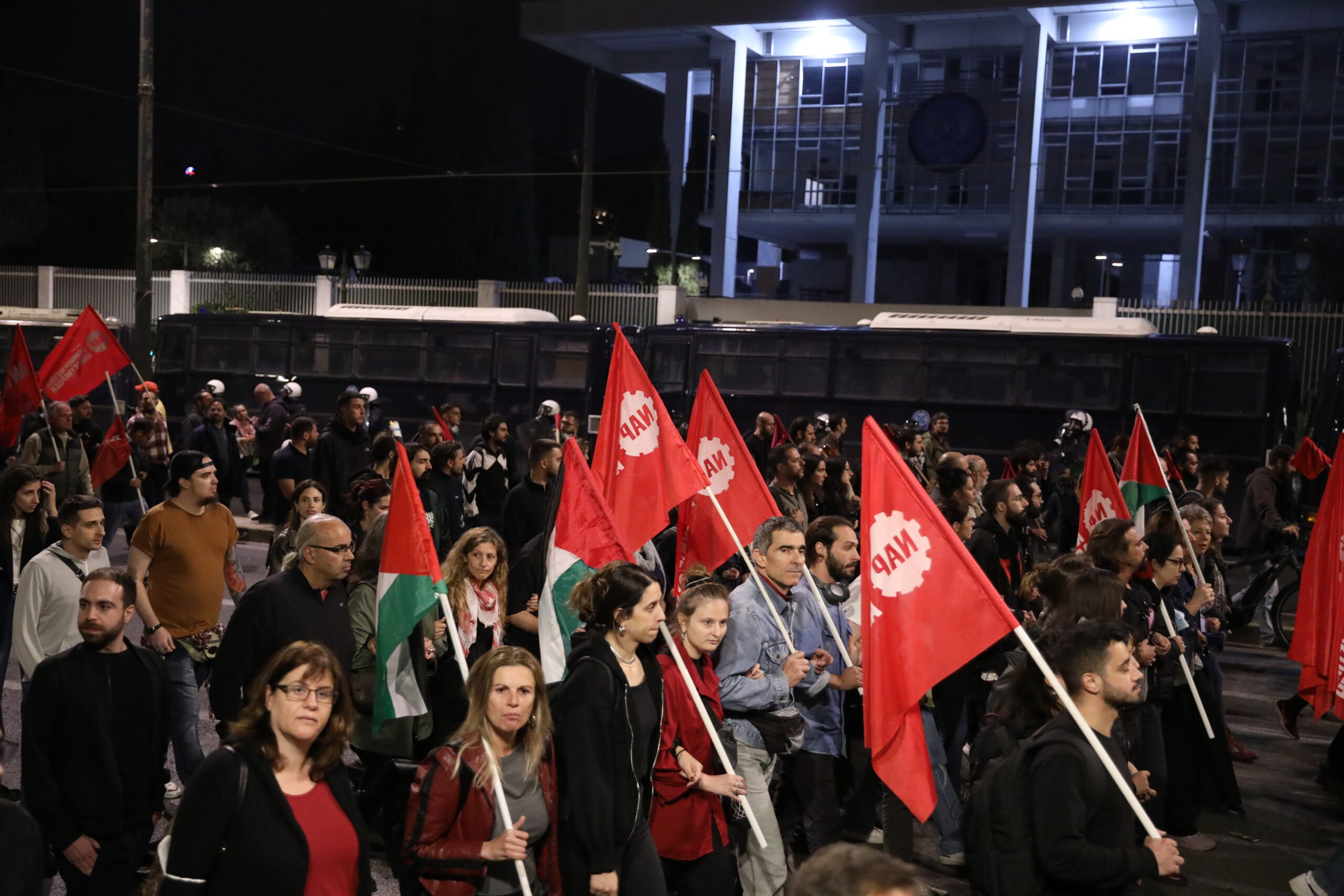 Πορεία για την επέτειο της εξέγερσης στο Πολυτεχνείο: Έφθασε στην πρεσβεία των ΗΠΑ η σημαία - Συνεχίζουν προς την πρεσβεία του Ισραήλ