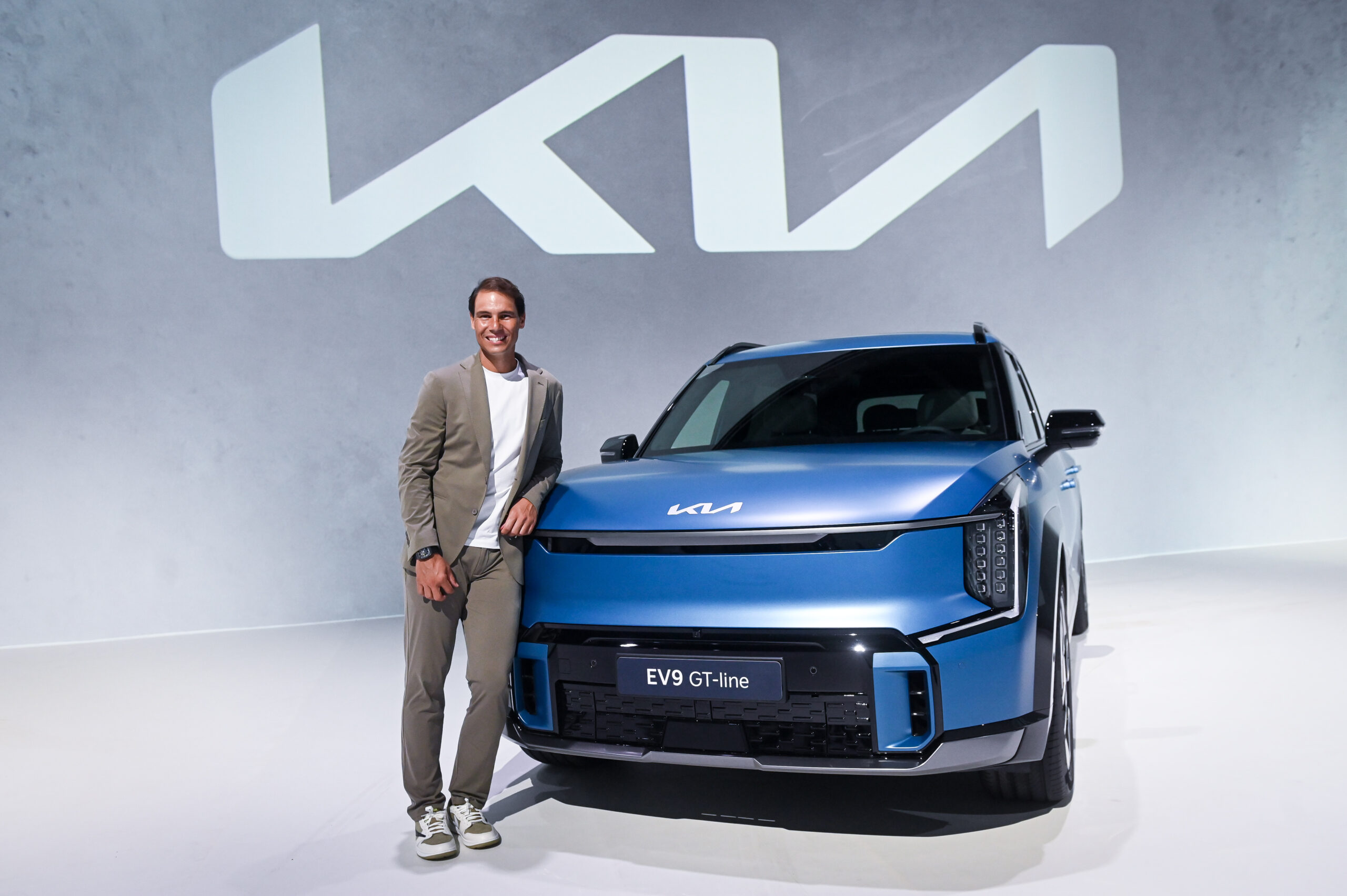 Βιώσιμη Κινητικότητα - H Kia παραδίδει το EV9 στον Ραφαέλ Ναδάλ
