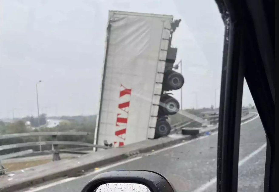 Θεσσαλονίκη: Φορτηγό έπεσε από γέφυρα στην εξωτερική περιφερειακή οδό