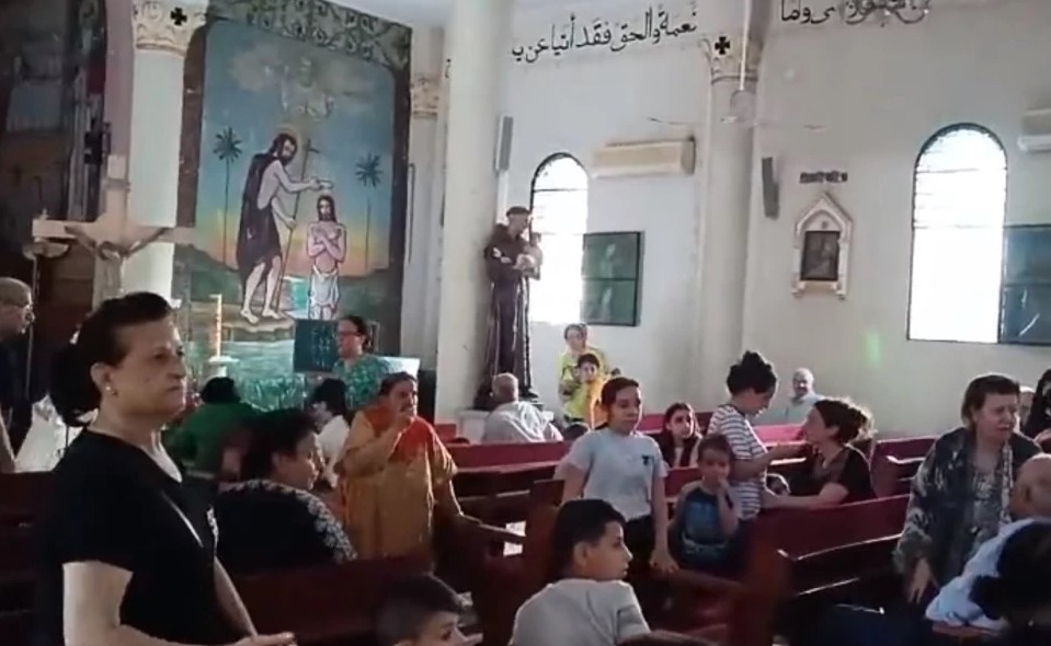 Βίντεο - σοκ: Ισραηλινός πύραυλος σκάει έξω από χριστιανική εκκλησία την ώρα της λειτουργίας