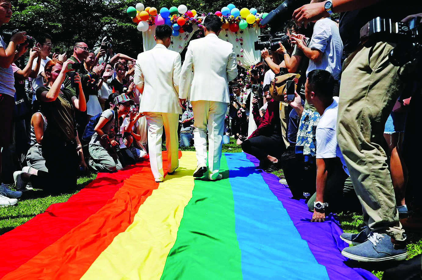 Ανάβουν «φωτιές» ο γάμος των ομοφυλοφίλων και το κίνημα της γραβάτας στη Νέα Δημοκρατία