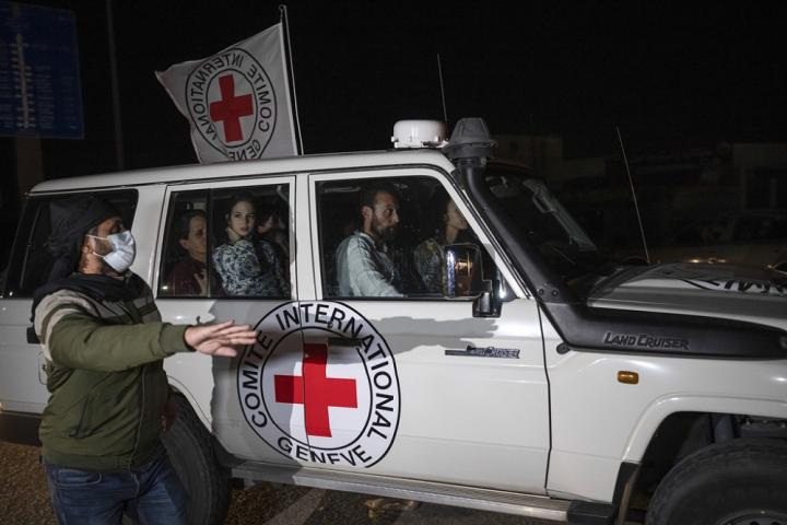 Ισραήλ: Η Χαμάς παρέδωσε στον Ερυθρό Σταυρό 17 ομήρους