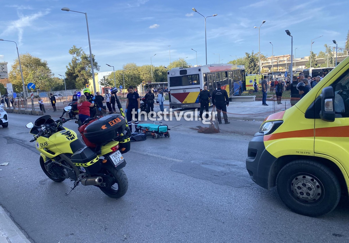 Θεσσαλονίκη: Θανατηφόρο τροχαίο - Λεωφορείο παρέσυρε και σκότωσε γυναίκα με μηχανάκι (φωτο & βίντεο)