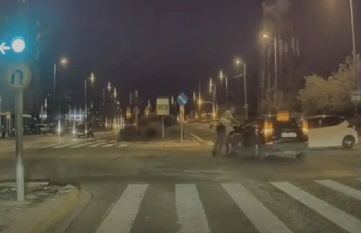 Λεωφόρος Βουλιαγμένης: Οδηγός αγνόησε το σήμα του τροχονόμου και πήγε να τον πατήσει (βίντεο)