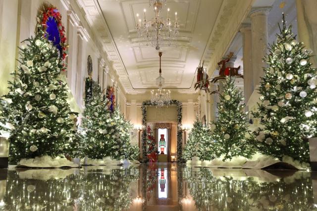 98 χριστουγεννιάτικα δέντρα στον Λευκό Οίκο για τον Τζο και την Τζιλ Μπάιντεν