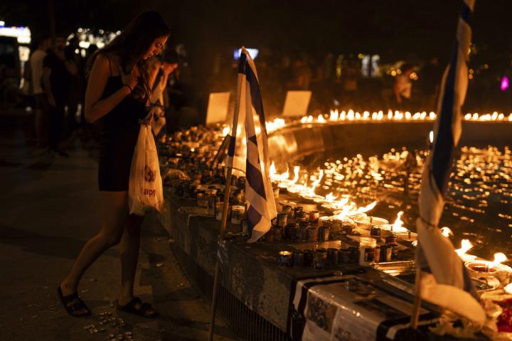 Ισραήλ: 1.400 κεράκια φώτισαν το Τείχος των Δακρύων