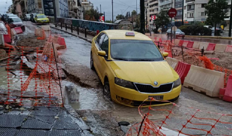 Εικόνα-ΣΟΚ: Οδόστρωμα στη Λ. Αλεξάνδρας «κατάπιε» ταξί λόγω ισχυρής βροχόπτωσης – «Πρόλαβα και βγήκα»
