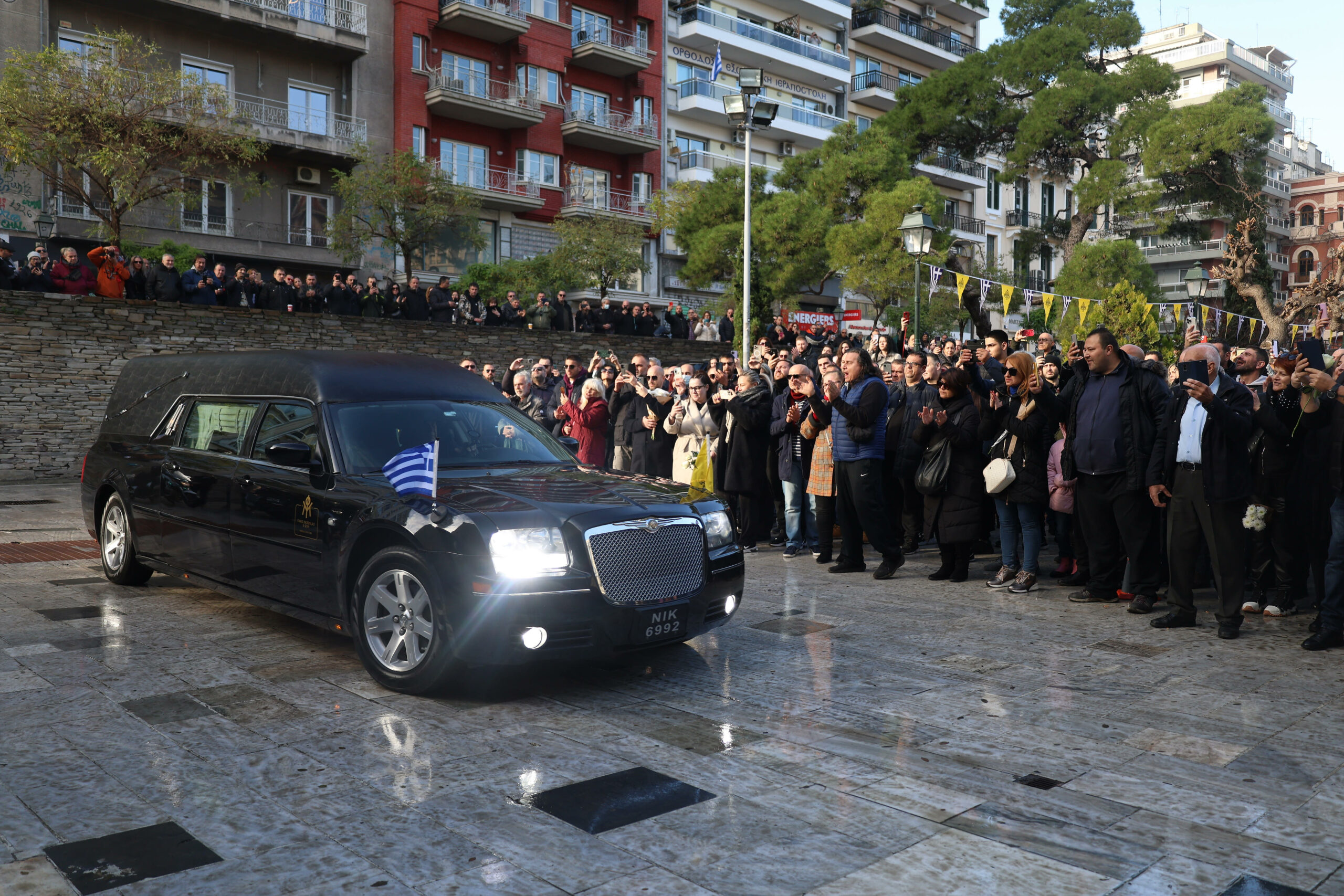 Θεσσαλονίκη: Σε κλίμα βαθιάς συγκίνησης η εξόδιος ακολουθία του Βασίλη Καρρά