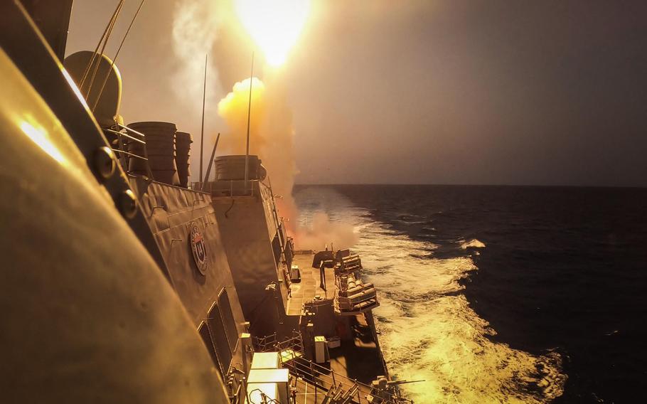 Ερυθρά Θάλασσα: Πυρά κατά αμερικανικού καταδρομικού και εμπορικών πλοίων