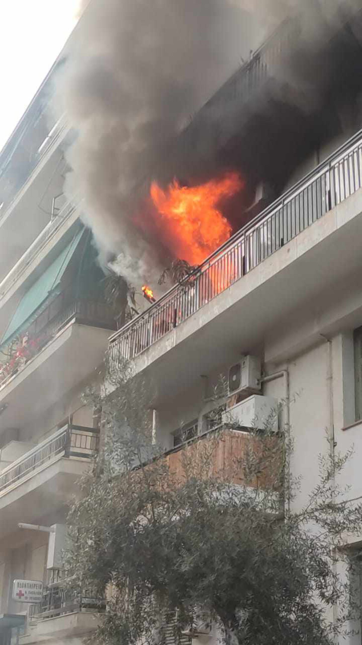 Συναγερμός στον Βύρωνα: Φωτιά σε διαμέρισμα - Δείτε φωτογραφίες