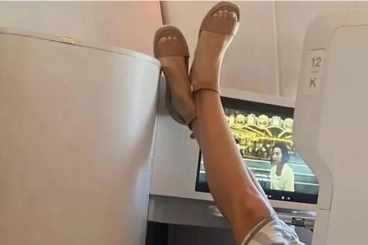 Χαμός σε πτήση: Γυναίκα εξαγρίωσε συνεπιβάτη αφού φωτογραφήθηκε να κάνει αυτή την «αηδιαστική» πράξη