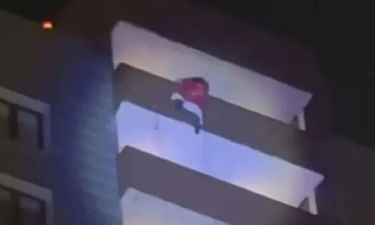 Άντρας ντυμένος Άγιος Βασίλης πέφτει στο κενό από 24ωρο κτήριο - Τον έβλεπε το παιδί του
