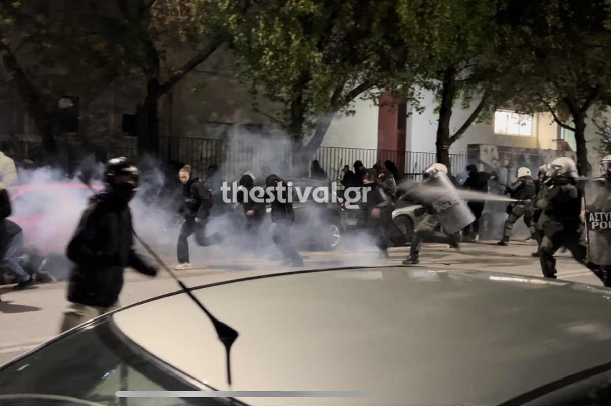 ΕΚΤΑΚΤΟ: Επεισόδια μεταξύ αντιεξουσιαστών και ΜΑΤ έξω από το ΑΠΘ (βίντεο)