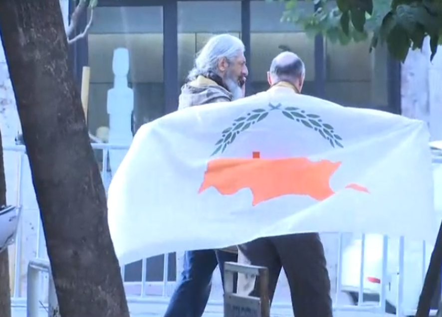 Επίσκεψη Ερντογάν: Προσαγωγές λόγω συγκεντρώσεων- Άνδρας πήγε στο ΥΠΕΞ με σημαία της Κύπρου