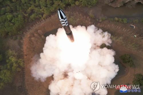 Ιαπωνία: Ο πύραυλος που εκτόξευσε η Β. Κορέα πιθανόν μπορεί να πλήξει «όλη την επικράτεια» των ΗΠΑ