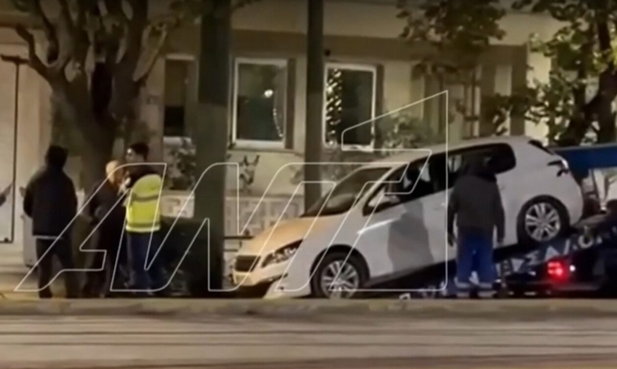 Τροχαίο τα ξημερώματα κοντά στη Βουλή: Αυτοκίνητο προσέκρουσε σε περίπτερο
