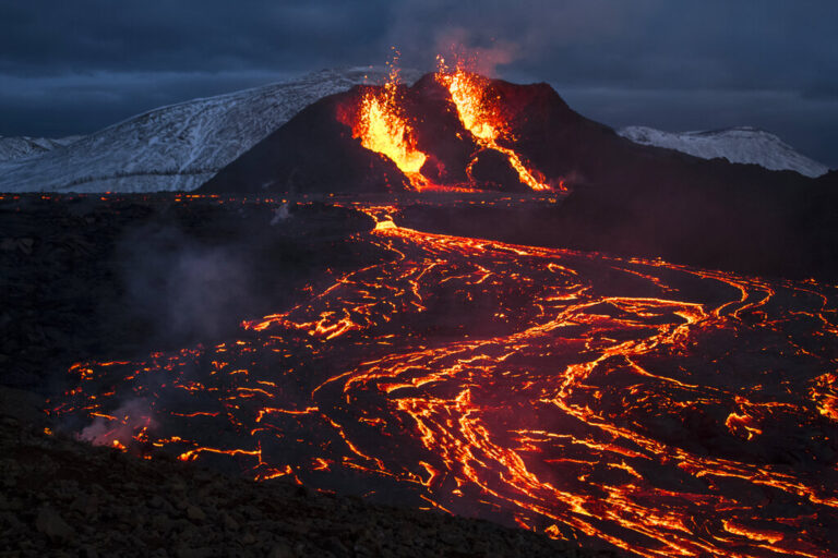 «Ήρθε το τέλος» Ηφαίστειο στην Ισλανδία:  Οι κάτοικοι φοβούνται οτι η πόλη τους θα εξαφανιστεί