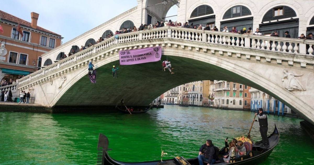 Βενετία: Ακτιβιστές «έβαψαν» πράσινη τη λιμνοθάλασσα