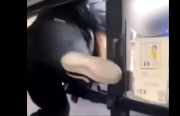 Επιβάτιδα πηδάει από παράθυρο λεωφορείου για να αποφύγει έλεγχο