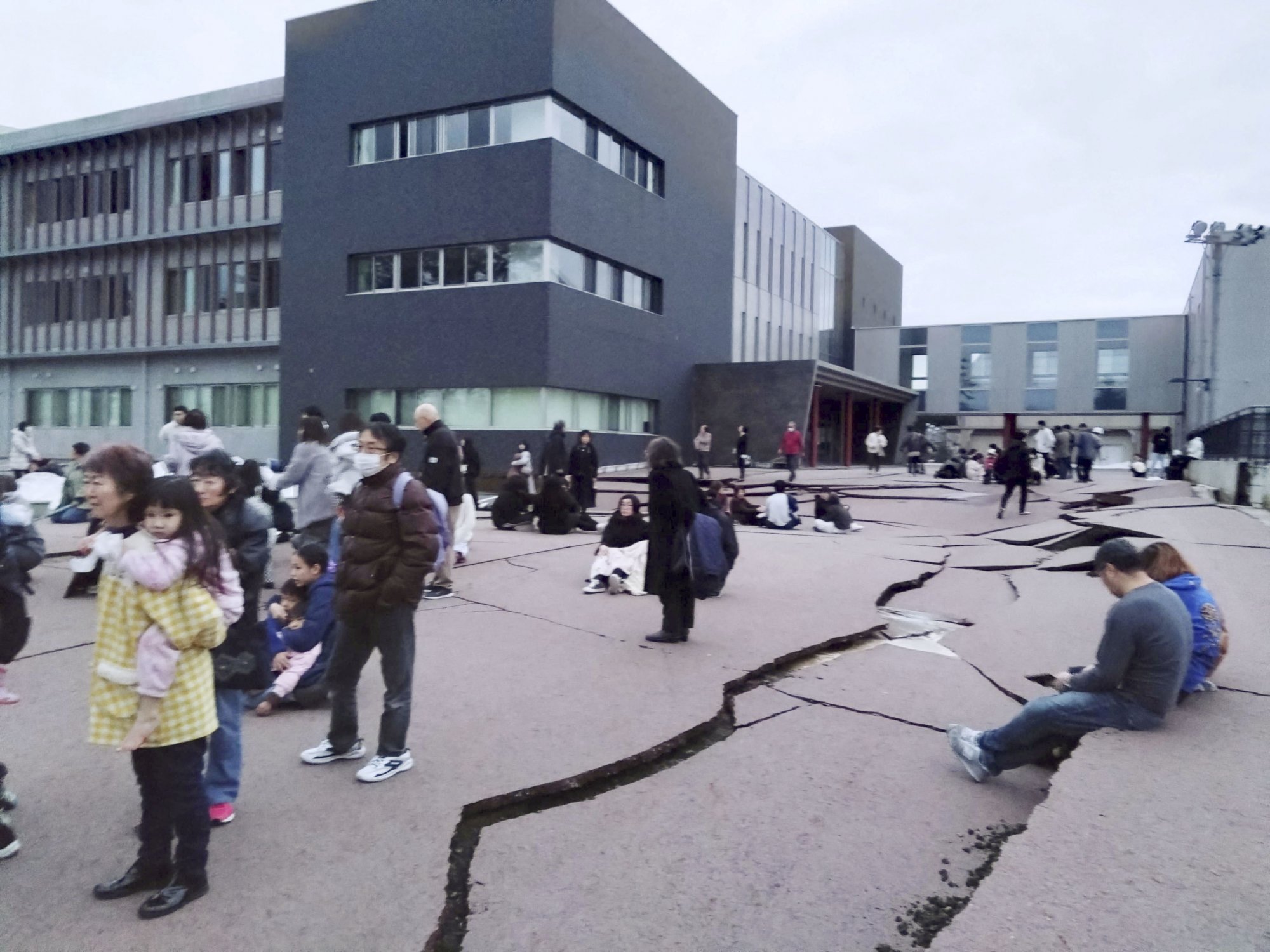 Ιαπωνία: Δρόμοι άνοιξαν στα δύο και κτίρια κατέρρευσαν μετά τα 7,4 Ρίχτερ (Βίντεο LIVE)