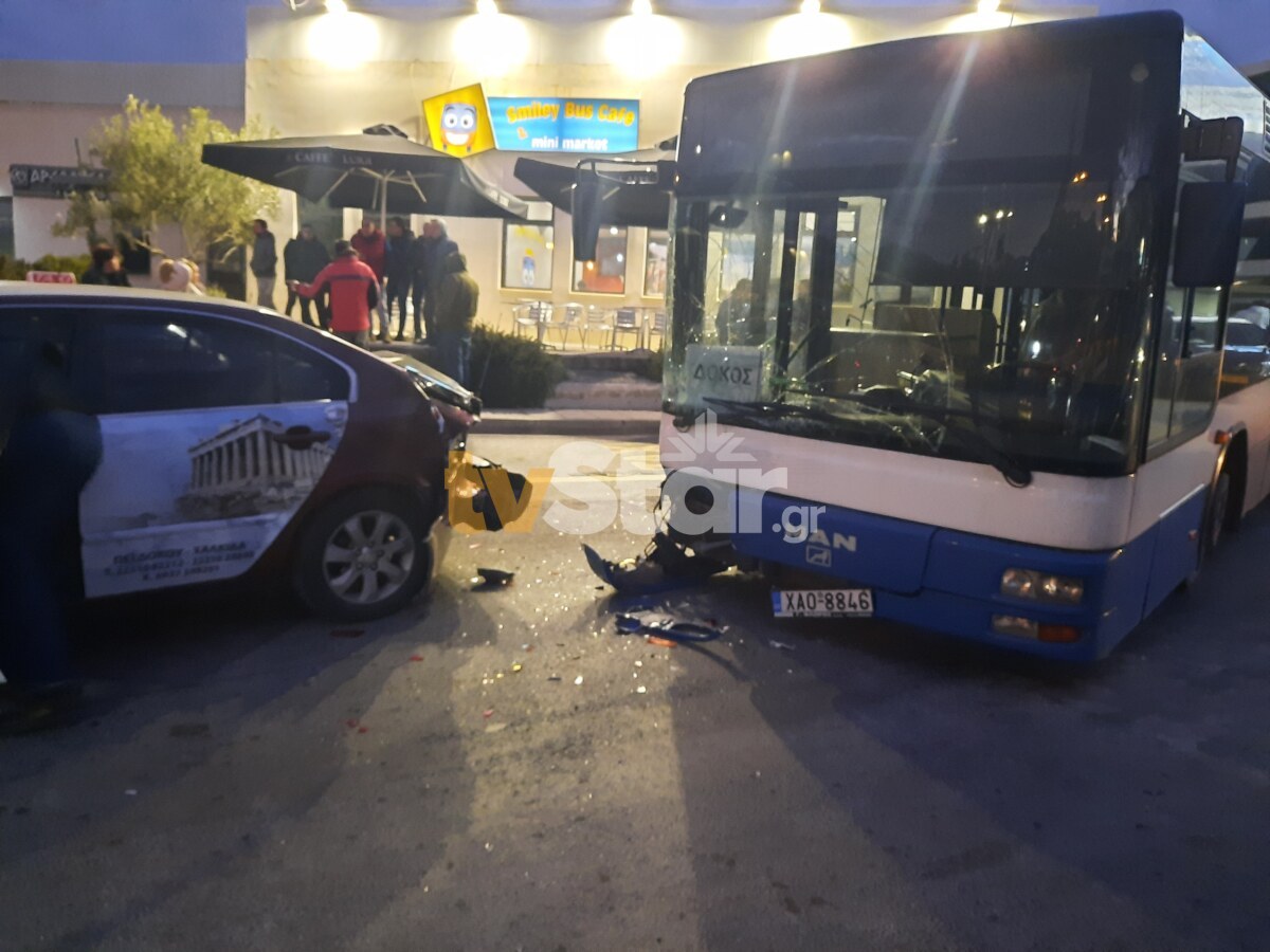 Χαλκίδα: Λεωφορείο έπεσε σε πιάτσα ταξί – Τραυματίστηκαν οδηγοί (φωτογραφίες)