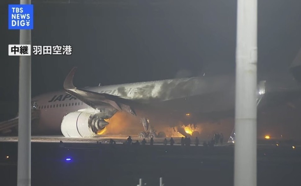 Ιαπωνία: Στις φλόγες αεροπλάνο με 367 επιβάτες στο αεροδρόμιο του Τόκιο