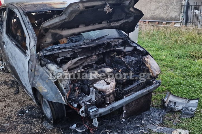 Λαμία: Εκρήξεις και φωτιά σε αυτοκίνητα – Δείτε εικόνες