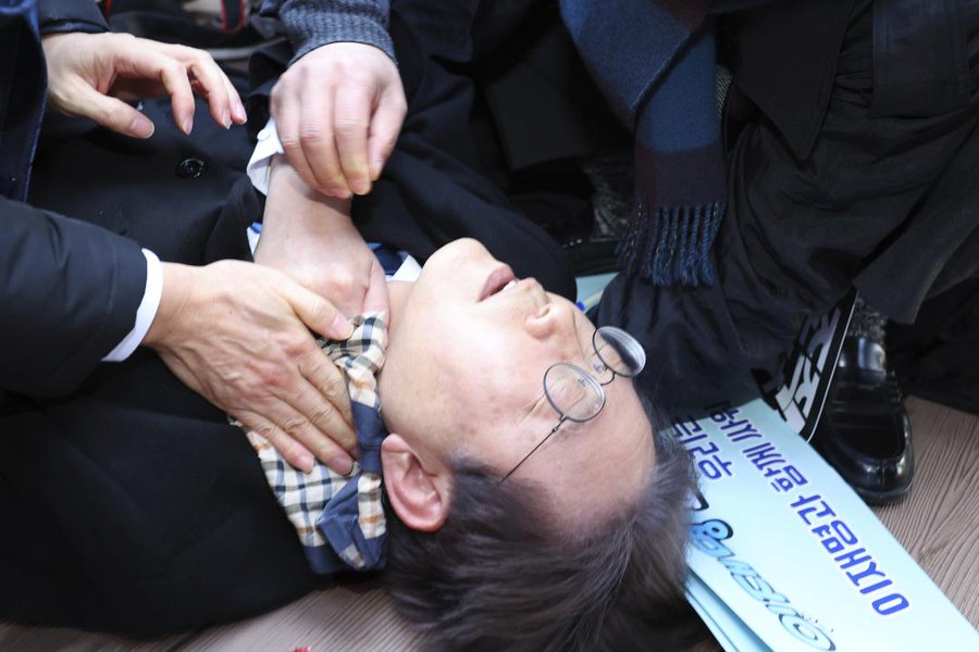 Νότια Κορέα: Επίθεση με μαχαίρι στο λαιμό στον ηγέτη της αντιπολίτευσης
