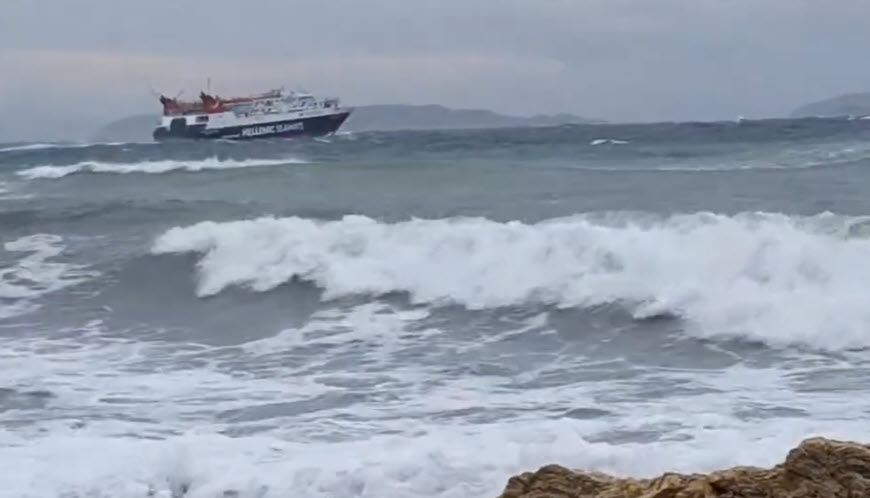Γλώσσα Σκοπέλου: Το Skiathos Express «παλεύει» με τα κύματα έξω από το λιμάνι